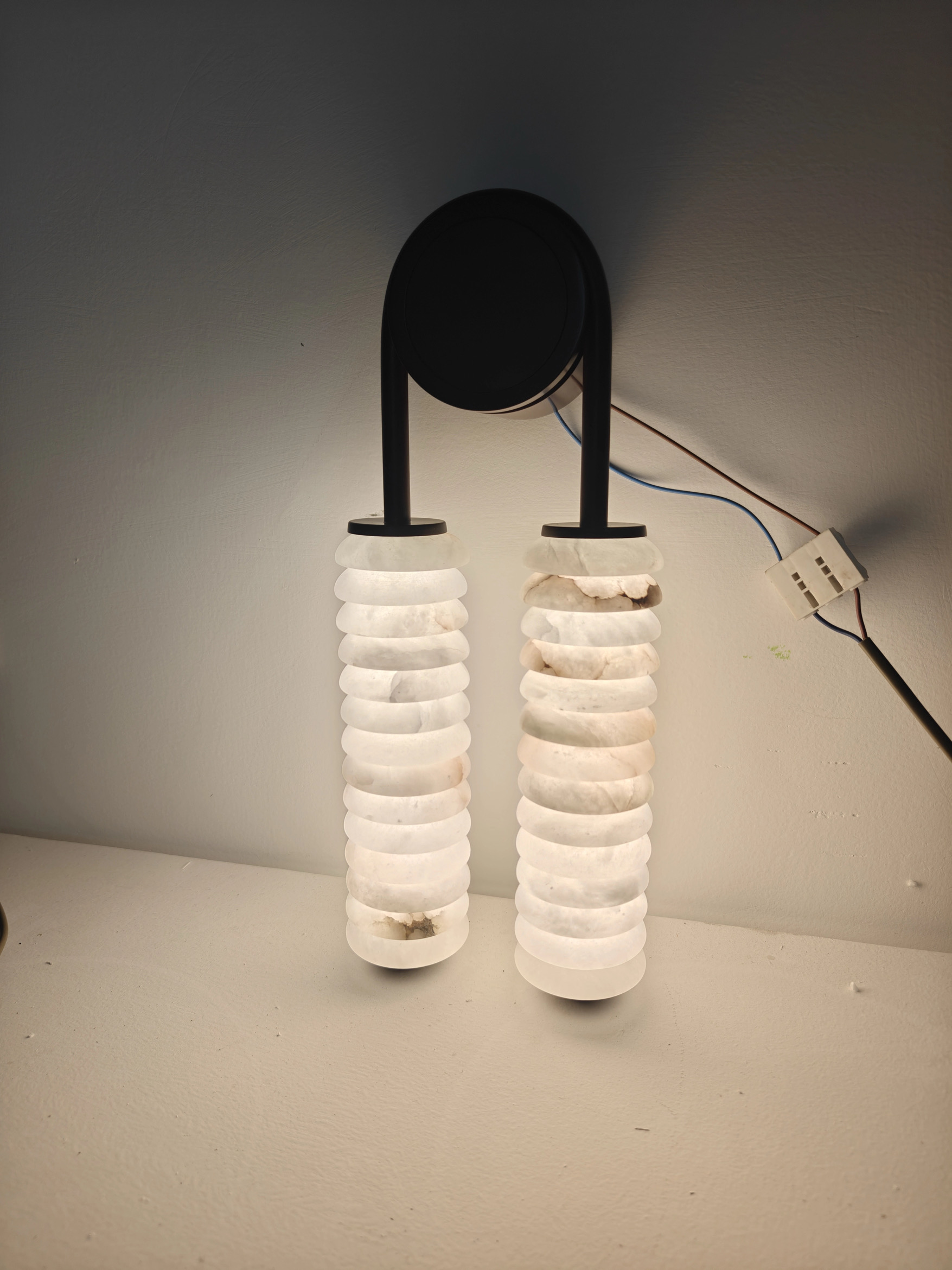 Two-lobe wall lighting sconce with soft diffused glow
